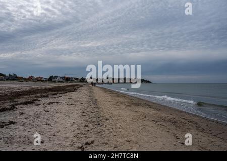 Ein schöner dunkler Winterhimmel über einem Strand. Bild aus Gilleleje, Dänemark Stockfoto