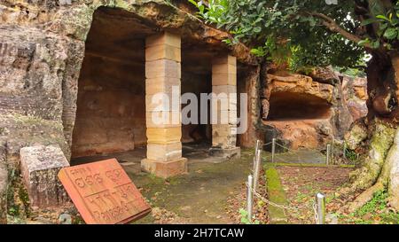 Höhle 6 : Panasa Gumpha, Udaygiri Caves, Bhubaneswar, Odisha, Indien. Die vordere Veranda ist nun eingestürzt, in dieser kleinen Höhle ist wenig zu beachten. Stockfoto