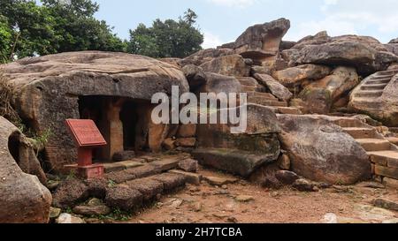 Höhle 12 : Jambeshwar Gumpha, Udaygiri Höhlen Bhubaneswar, Odisha, Indien. Kleine einzellige Ausgrabung mit zwei Eingängen. Eine Inschrift in dieser Höhle r Stockfoto