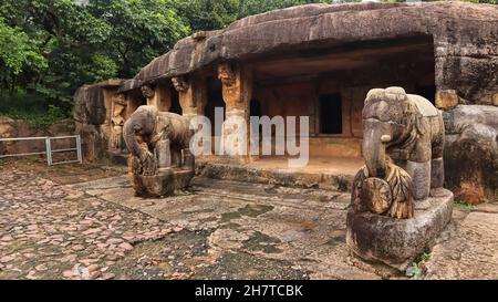 Höhle Nr. 10, Ganesha Gumpha, Elefant, der die Höhle bewacht, Udaygiri-Höhlen, Bhubaneswar, Odisha, Indien. Stockfoto