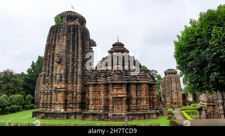 Seitenansicht des Chitrakarini-Tempels von der Galerie des Lingraja-Tempels. Der nach Osten gerichtete Tempel wurde im Panchayatana-Layout mit einem zentralen Haupttem erbaut Stockfoto