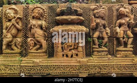 Sukasari Temple Wand aus Sandstein mit Schnitzereien von menschlichen Figuren, Gottheiten, Schriftrollen und floralen Motiven an den Wänden. Bhubaneswar, Odisha, Indien. Stockfoto