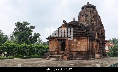 Front façade des Jagamohana des Rajarani-Tempels. 11th Jahrhundert Odisha Stil Tempel gebaut stumpfen roten und gelben Sandstein, Bhubaneswar, Odisha, Indien. Stockfoto