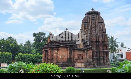 façade von Jagamohana und Vimana von Rajarani Tempel. 11th Jahrhundert Odisha Stil Tempel gebaut stumpfen roten und gelben Sandstein, Bhubaneswar, Odisha, I Stockfoto