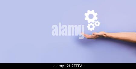Hand hält Metall Zahnräder und Zahnräder Mechanismus der Interaktion Teamwork Konzept, Hand halten Gruppe von virtuellen Zahnräder Rad. Stockfoto