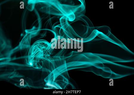 Abstrakter Rauch Weipa. Persönliche Aroma-Verdampfer. Konzept des alternativen Nikotinrauchens. Farbe vape Rauch auf dunklem Hintergrund. Elektronische Zigarette. Verdampfer. Dampfend. Verschwommenes Bild, weicher Fokus Stockfoto