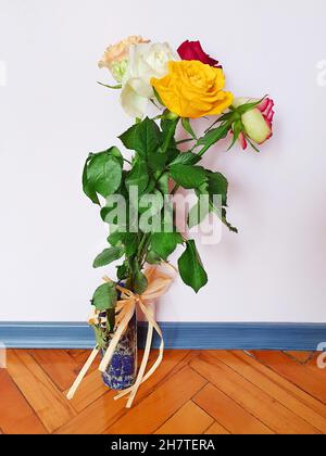 Ein Strauß frischer Blumen auf einem Holzboden, aus nächster Nähe. Stockfoto