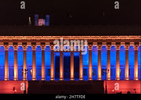 Lyon (Frankreich), 8. Dezember 2015. Fête des Lumières mit Projektionen auf das Gerichtsgebäude mit 24 Säulen. Stockfoto