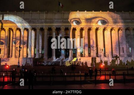 Lyon (Frankreich), 8. Dezember 2015. Fête des Lumières mit Projektionen auf das Gerichtsgebäude mit 24 Säulen. Stockfoto