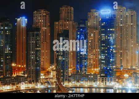 Verschwommene nächtliche Lichter der Stadt Dubai Stockfoto