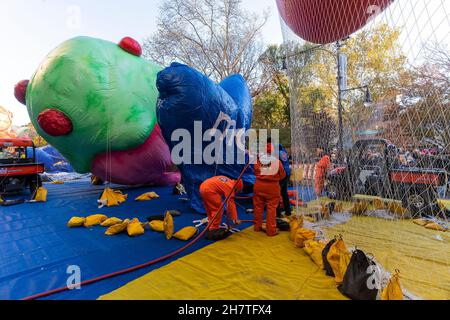 New York, Usa. 24th. November 2021. Arbeiter arbeiten an dem Blue Macy's Star Ballon während der 95th Macy's Thanksgiving Day Parade Ballon Inflation in der West 81st Straße. Die Parade wurde nach der verkleinerten Version von 2020 wegen der COVID-19-Pandemie zurückgegeben und die Zuschauer werden die volle Parade entlang der üblichen Route von der Upper West Side zum Hauptkaufhaus von Macy in der 34th Street sehen können. (Foto von Lev Radin/Pacific Press) Quelle: Pacific Press Media Production Corp./Alamy Live News Stockfoto