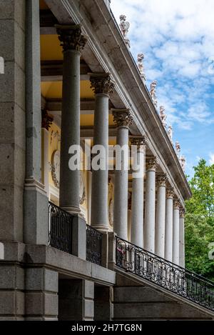 Madrid, Spanien - 16. Mai 2021: Panoramablick auf den Capricho Park. El Capricho wurde 1784 vom Herzog und der Herzogin von Osuna am Stadtrand von Madrid erbaut Stockfoto