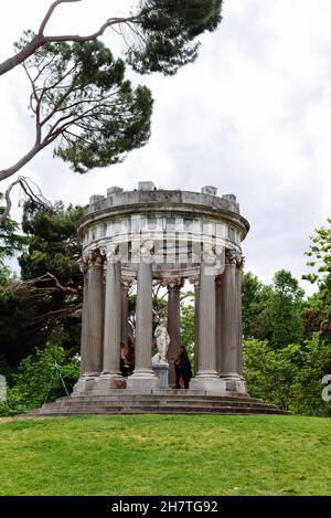 Madrid, Spanien - 16. Mai 2021: Panoramablick auf den Capricho Park. El Capricho wurde 1784 vom Herzog und der Herzogin von Osuna am Stadtrand von Madrid erbaut Stockfoto