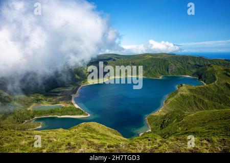 Lagoa do Fogo, Feuersee, Vila Franca do Campo, São Miguel Island, Azoren, Açores, Portugal, Europa. Blick vom Miradouro do Pico da Barrosa. Stockfoto