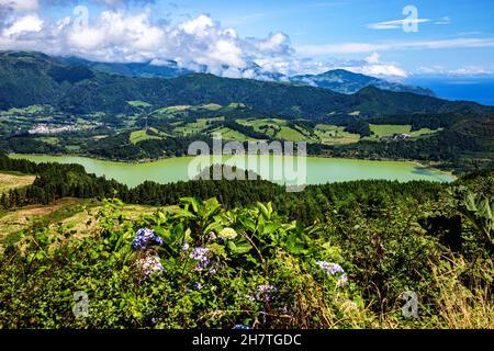 Lagoa das Furnas, São Miguel, Azoren, Açores, Portugal, Europa. Blick vom Miradouro Castelo Branco. Stockfoto