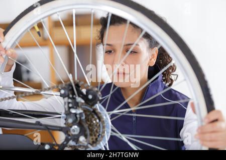 Frau, die am Rad arbeitet Stockfoto
