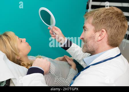 Der Arzt zeigt einem Patienten eine medizinische Vorbereitung Stockfoto