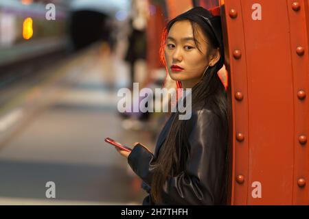 Depressive asiatische Mädchen leiden an Nomophobie süchtig mit Online-und Social Media allein in der U-Bahn Stockfoto