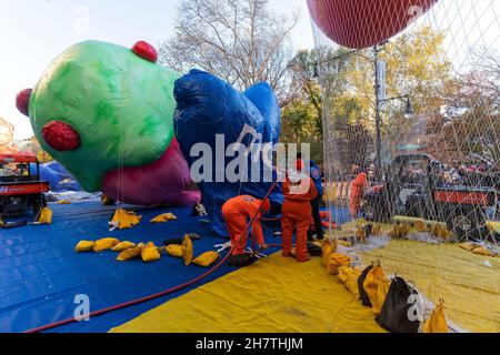 New York, New York, USA. 24th. November 2021. Arbeiter arbeiten an dem Blue Macy's Star Ballon während der 95th Macy's Thanksgiving Day Parade Ballon Inflation in der West 81st Straße. Die Parade wurde nach der verkleinerten Version von 2020 wegen der COVID-19-Pandemie zurückgegeben und die Zuschauer werden die volle Parade entlang der üblichen Route von der Upper West Side zum Hauptkaufhaus von Macy in der 34th Street sehen können. (Bild: © Lev Radin/Pacific Press via ZUMA Press Wire) Bild: ZUMA Press, Inc./Alamy Live News Stockfoto