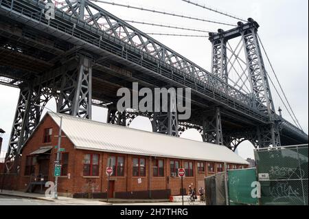 Alte Industrieblöcke unter der Williamsburg Bridge, auf der Brooklyn-Seite des East River, entlang der Kent Avenue, Brooklyn, NY, USA Stockfoto