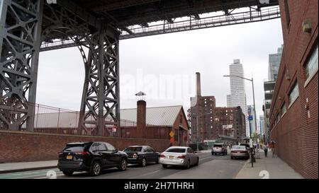 Alte Industrieblöcke unter der Williamsburg Bridge, entlang der Kent Avenue, auf der Brooklyn-Seite des East River, Brooklyn, NY, USA Stockfoto