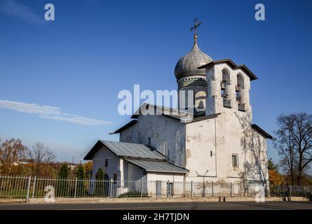 Kirchen der Pskov School of Architecture. Kirche von Peter und Paul s Buya (an der Begräbnisstätte), 16th Jahrhundert Stockfoto