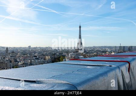 Paris, Frankreich-September 2021; Hochwertiges Panorama des Eiffelturms von oben gesehen, umhüllte Kunstinstallation des Arc de Triomphe von Christo mit rotem Rop Stockfoto