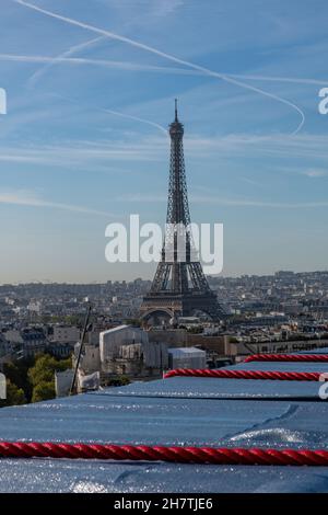 Paris, Frankreich-September 2021; Blick auf den Eiffelturm von oben auf der umhüllten Arc de Triomphe-Kunstinstallation von Christo auf dem Place Charles de Stockfoto