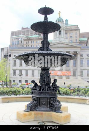 Wasserbrunnen aus der Mitte des 19th. Jahrhunderts vor dem Gebäude der Borough Hall, Brooklyn, NY, USA Stockfoto