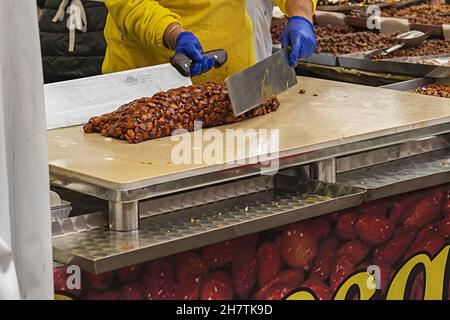 cremona Festa del Torrone preparazione artigianale del croccante alle Mandorle Fase 2 Stockfoto