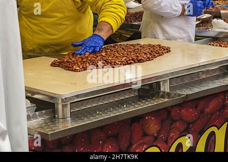 cremona Festa del Torrone preparazione artigianale del croccante alle Mandorle Fase 4 Stockfoto