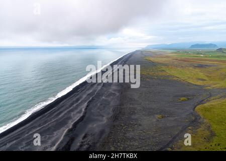 Von den Klippen von Dyrholaey in der Nähe von Vik, Island, dem südlichsten Punkt in m, aus hat man einen Panoramablick über den kilometerlangen schwarzen vulkanischen Sandstrand Stockfoto