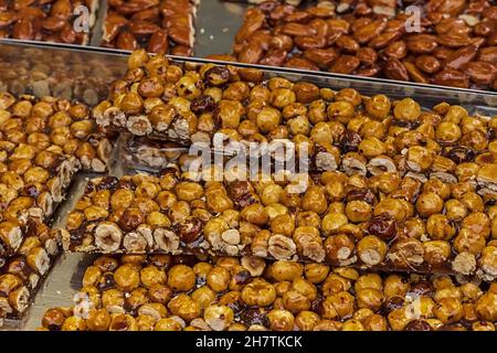 cremona Festa del Torrone Taglio del croccante alle nocciole Primo Piano Stockfoto