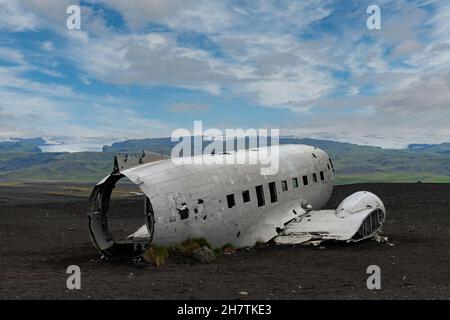 Nahaufnahme des zerstörten und zerstörten Sólheimasandur-Flugzeugwracks, Überreste eines Flugzeugs der US-Marine aus dem Jahr 1973, das auf dem schwarzen Sand in der Nähe von Vik abgestürzt ist, Stockfoto