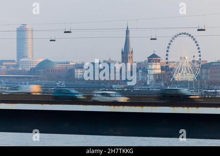 Düsseldorf, Deutschland. 25th. November 2021. Über die Rheinknie-Brücke vor dem Hintergrund der Altstadt fahren Autos in die Stadt. Quelle: Rolf Vennenbernd/dpa/Alamy Live News Stockfoto