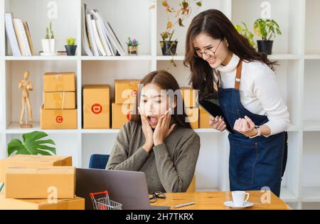 Verkaufen Sie Produkte an Online-Unternehmer. Zwei Frauen, die Freude am Online-Verkauf zeigten, übertrafen die Erwartungen. Stockfoto