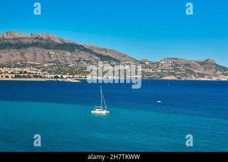 Malerische mediterrane spanische Küste in Altea. Alicante, Valencia. Spanien Stockfoto