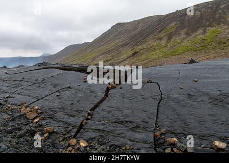 Nahaufnahme der gerissenen Lavakruste oder des genialen Felsens, abgekühlt vom Ausbruch des Vulkans Mt. Aus dem Jahr 2021. Fagradalsfjall im Geldingadalir-Tal auf Reykjan Stockfoto