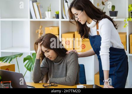 Verkaufen Sie Produkte an Online-Unternehmer. Zwei Frauen sind frustriert über Online-Verkäufe, die ihre Ziele nicht erreichen. Stockfoto