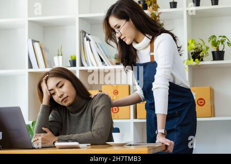 Verkaufen Sie Produkte an Online-Unternehmer. Zwei Frauen sind frustriert über Online-Verkäufe, die ihre Ziele nicht erreichen. Stockfoto