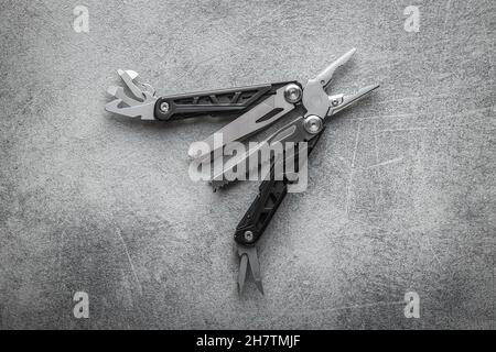 Multi-Tools-Zange mit anderen Werkzeugen und Messer. Multifunktionszange. Stockfoto