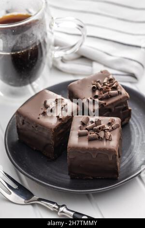 Süßer Kuchen. Leckeres Schokoladendessert auf dem Teller. Stockfoto
