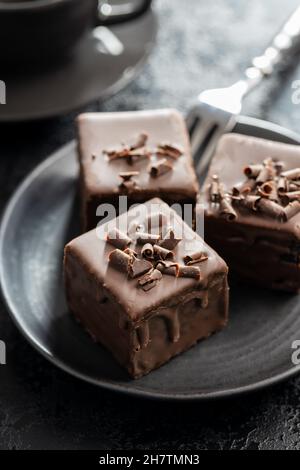 Süßer Kuchen. Leckeres Schokoladendessert auf dem Teller. Stockfoto