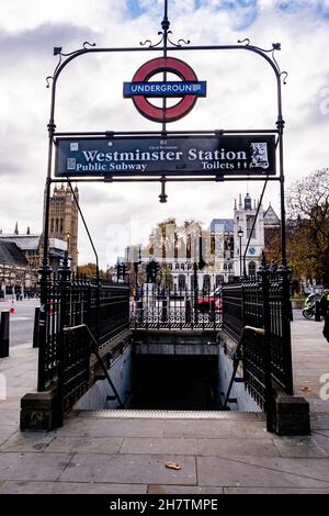 City of Westminster London, Großbritannien, November 21 2021, Eingang und Schild für die U-Bahnstation Westminster City of Westminster London Stockfoto