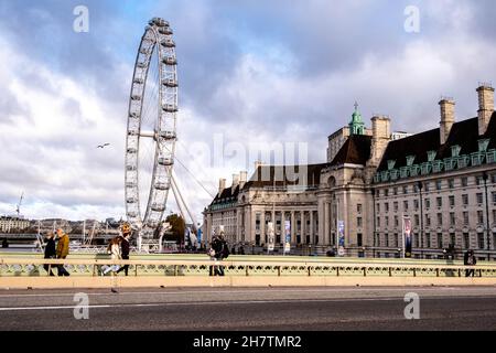 South Bank London UK, November 21 2021, London Eye oder Millennium Wheel am South Bank Waterloo London mit Blick auf die Themse Stockfoto