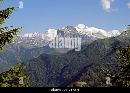 Die französischen Alpen: Blick über das Samoens-Tal auf den Grat Tete a l'Ane und den fernen Mont Blanc. Stockfoto