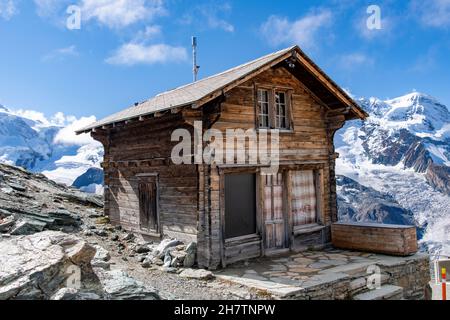 Gornergrat, Schweiz-Sept 2021: Blick auf das typische Schweizer Chalet am Gornergrat, Teil des Monte Rosa-Massivs, umgeben von Bergen wie Ma Stockfoto