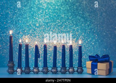 Hanukkah Hintergrund mit Simbol Menorah und brennenden Kerzen Stockfoto