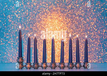 Hanukkah Hintergrund mit Simbol Menorah und brennenden Kerzen Stockfoto