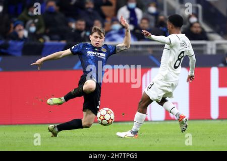 Mailand, Italien. 24th. November 2021. Nicolo Barella vom FC Internazionale und Marcos Antonio vom FC Shakhtar Donetsk kämpfen während des UEFA Champions League-Spiel der Gruppe D zwischen dem FC Internazionale und Shakhtar Donetsk um den Ball. Quelle: Marco Canoniero/Alamy Live News Stockfoto